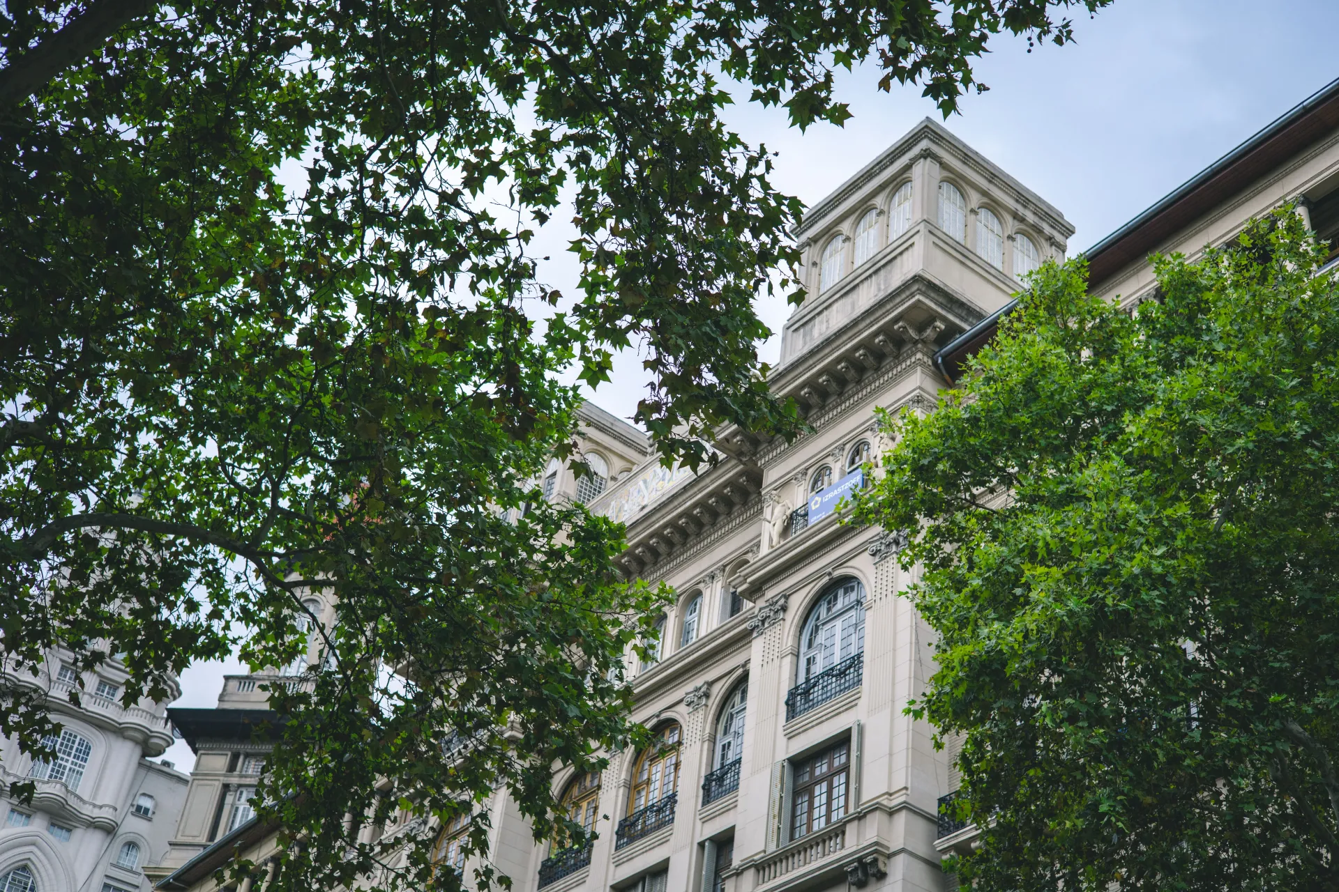 Fachada clásica de edificio en Madrid