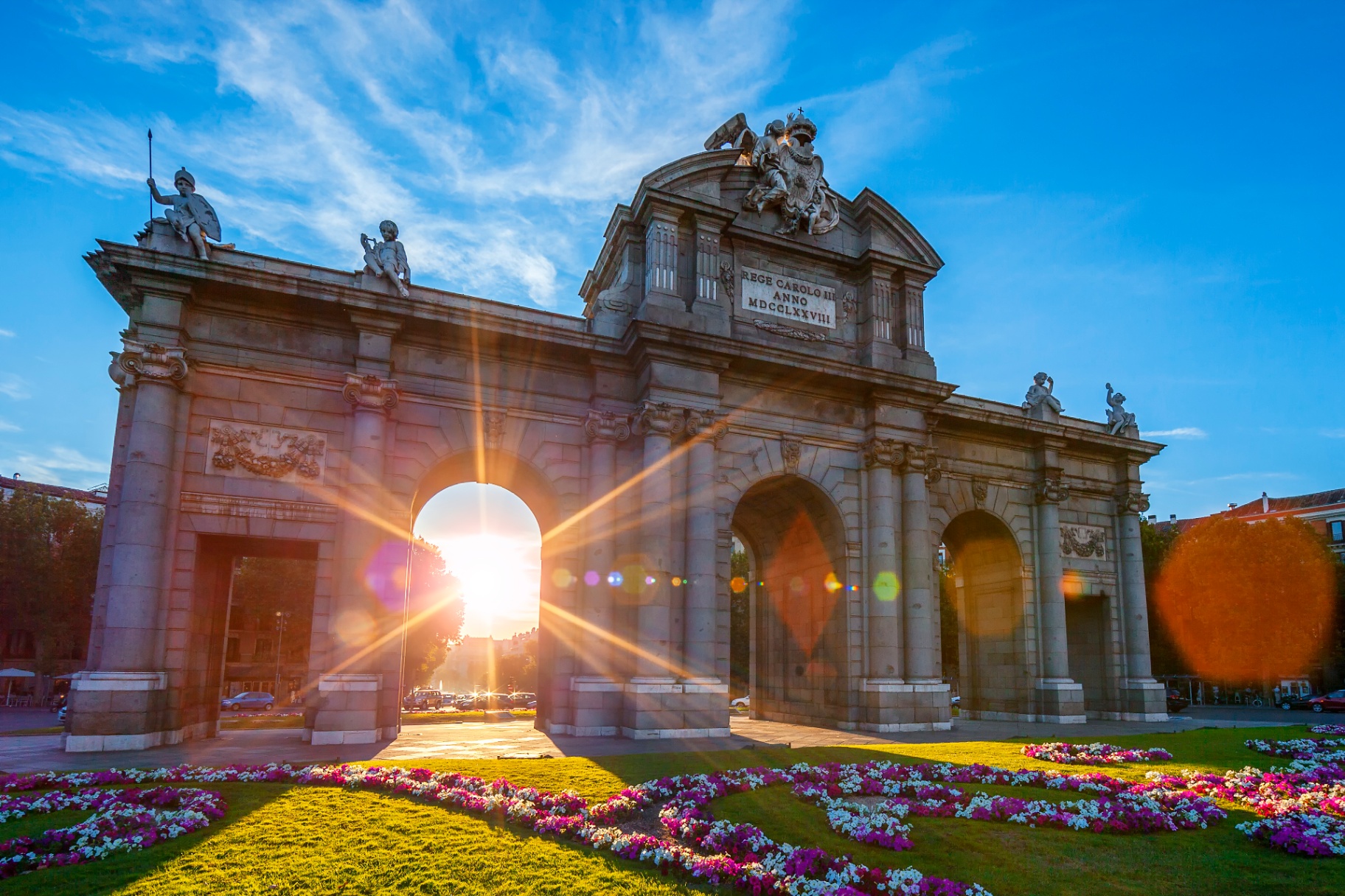 Puerta de Alcalá iluminada al anochecer